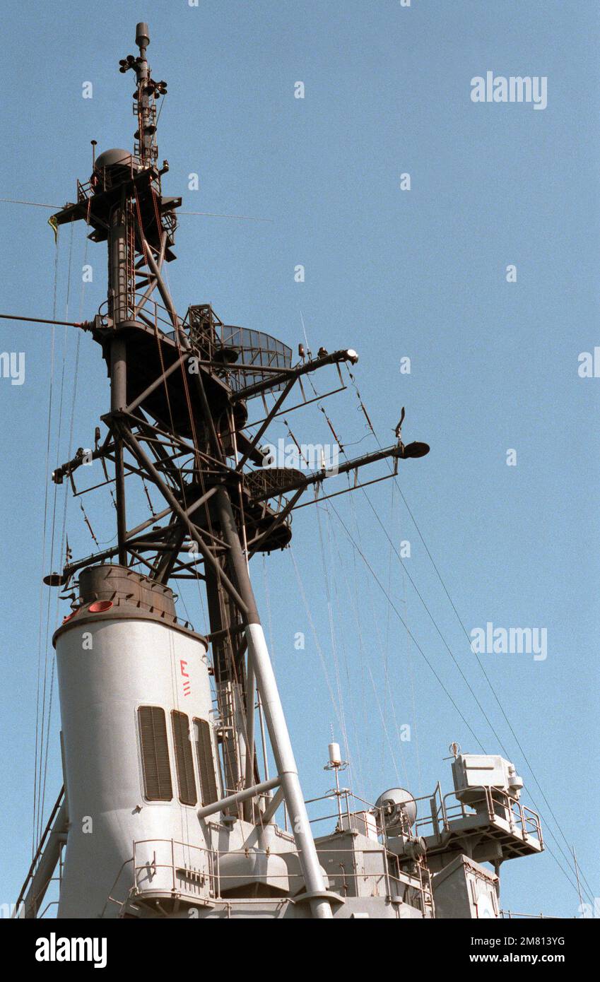 Una vista posteriore del prefasto del cacciatorpediniere missilistico guidato USS RICHARD E. BYRD (DDG 23). Sul montante sono montati un radar di ricerca di superficie SPS-10 e un radar di ricerca in aria SPS-40. Nell'angolo inferiore destro sopra il ponte è presente un'antenna SLQ-32 (V) 2. Base: Naval Air Station, Norfolk Stato: Virginia (VA) Paese: Stati Uniti d'America (USA) Foto Stock