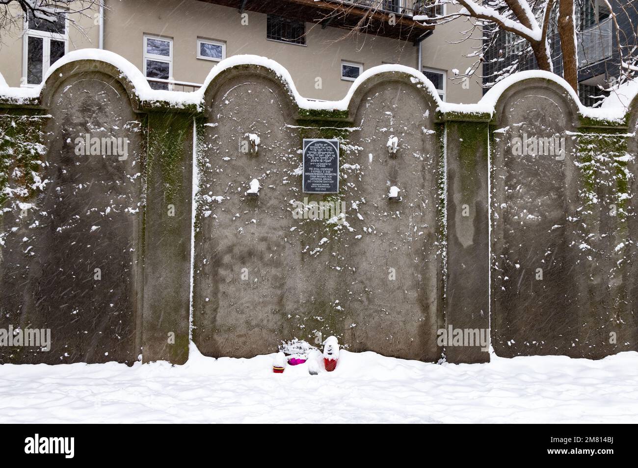 Il ghetto di Cracovia; il muro del ghetto che teneva prigioniero la  popolazione ebraica prima di andare ad Auschwitz nell'olocausto, seconda  guerra mondiale, Podgorze, Cracovia Polonia Foto stock - Alamy