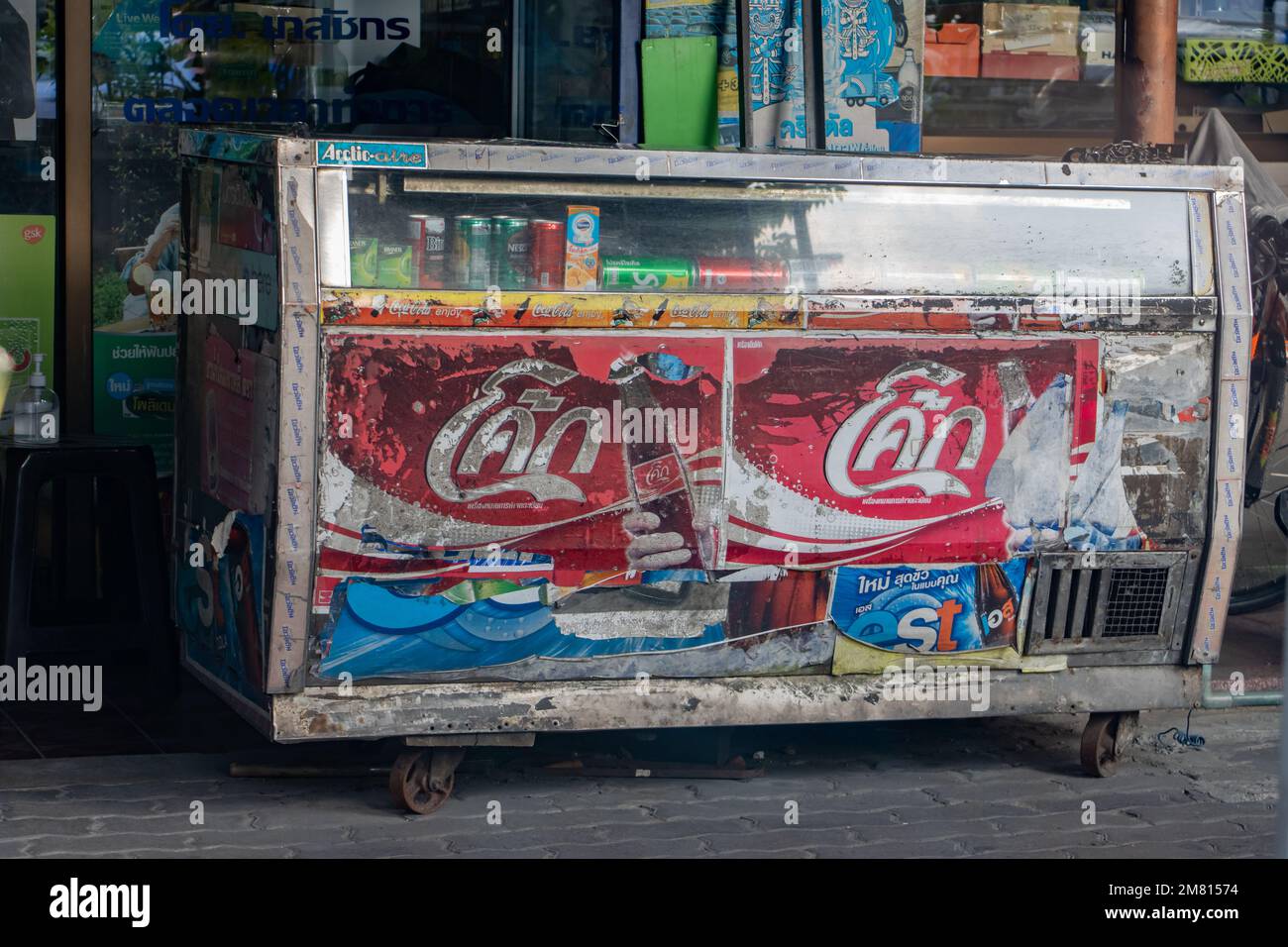 SAMUT PRAKAN, THAILANDIA, 30 2022 ottobre, Un logoro stand mobile sul marciapiede con un'offerta di bevande analcoliche Foto Stock
