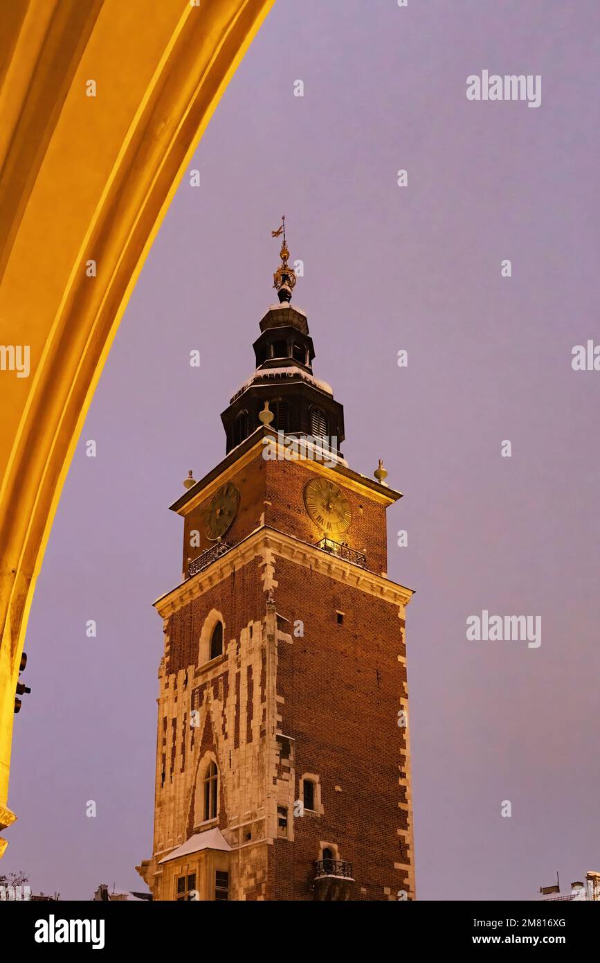 Torre del Municipio di Cracovia illuminata di notte, vista attraverso un arco nel Coperto dei tessuti, la Piazza del mercato principale, la Città Vecchia di Cracovia, Cracovia Polonia Foto Stock