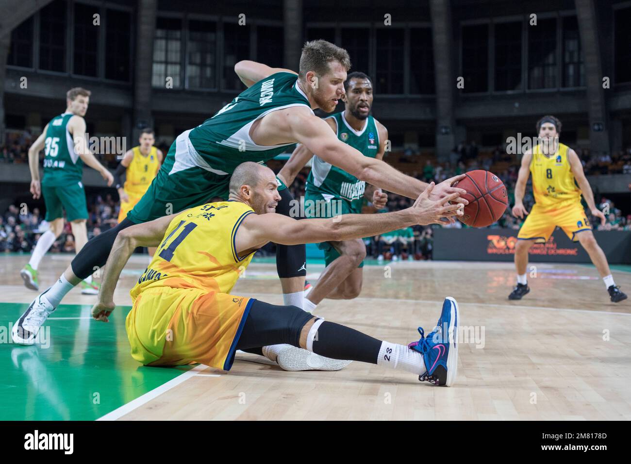 Wroclaw, Polonia, 11th gennaio 2023. 7days Eurocup: WKS Slask Wroclaw (camicie verdi) vs Gran Canaria (camicie gialle) in Centennial Hall. Nella foto: #41 Oliver Stevic , #18 Szymon Tomczak © Piotr Zajac/Alamy Live News Foto Stock