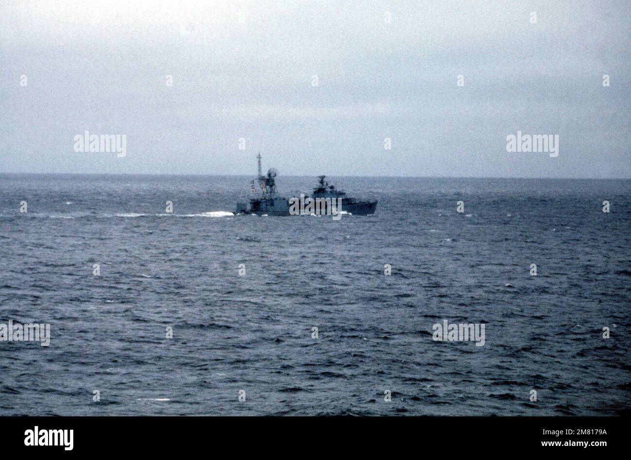 Una vista di un quarto di porto di una nave da picket radar di classe T-58/AGR sovietica in corso. Paese: Oceano Atlantico (AOC) Foto Stock