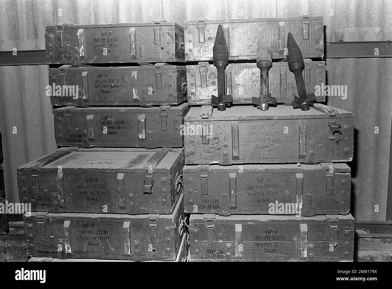 Una cache di granate propellenti sovietiche Rocket (RPG) sequestrate dal personale militare degli Stati Uniti durante l'operazione urgente Fury. Subject Operation/Series: URGENT FURY Nazione: Grenada (GRD) Foto Stock