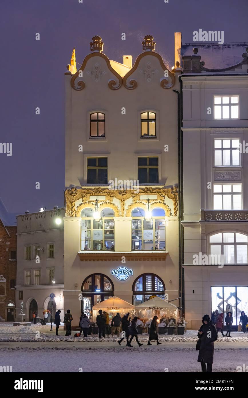 Architettura di Cracovia; edificio in stile Art Nouveau, la casa dello Czynciel di notte, la piazza del mercato principale, la città vecchia di Cracovia, il sito patrimonio dell'umanità dell'UNESCO, Cracovia Polonia Foto Stock