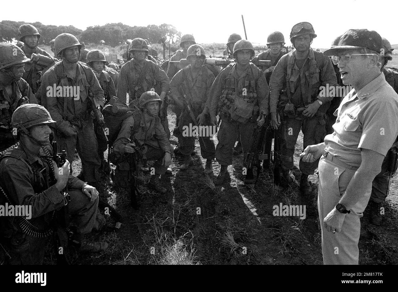 Il vice ammiraglio Joseph Metcalf, comandante della Task Force 120, parla con un gruppo di US Army Rangers al Point Salines Airfield durante l'operazione multiservizio, multinazionale URGENTE FURIA. Subject Operation/Series: URGENT FURY Nazione: Grenada (GRD) Foto Stock