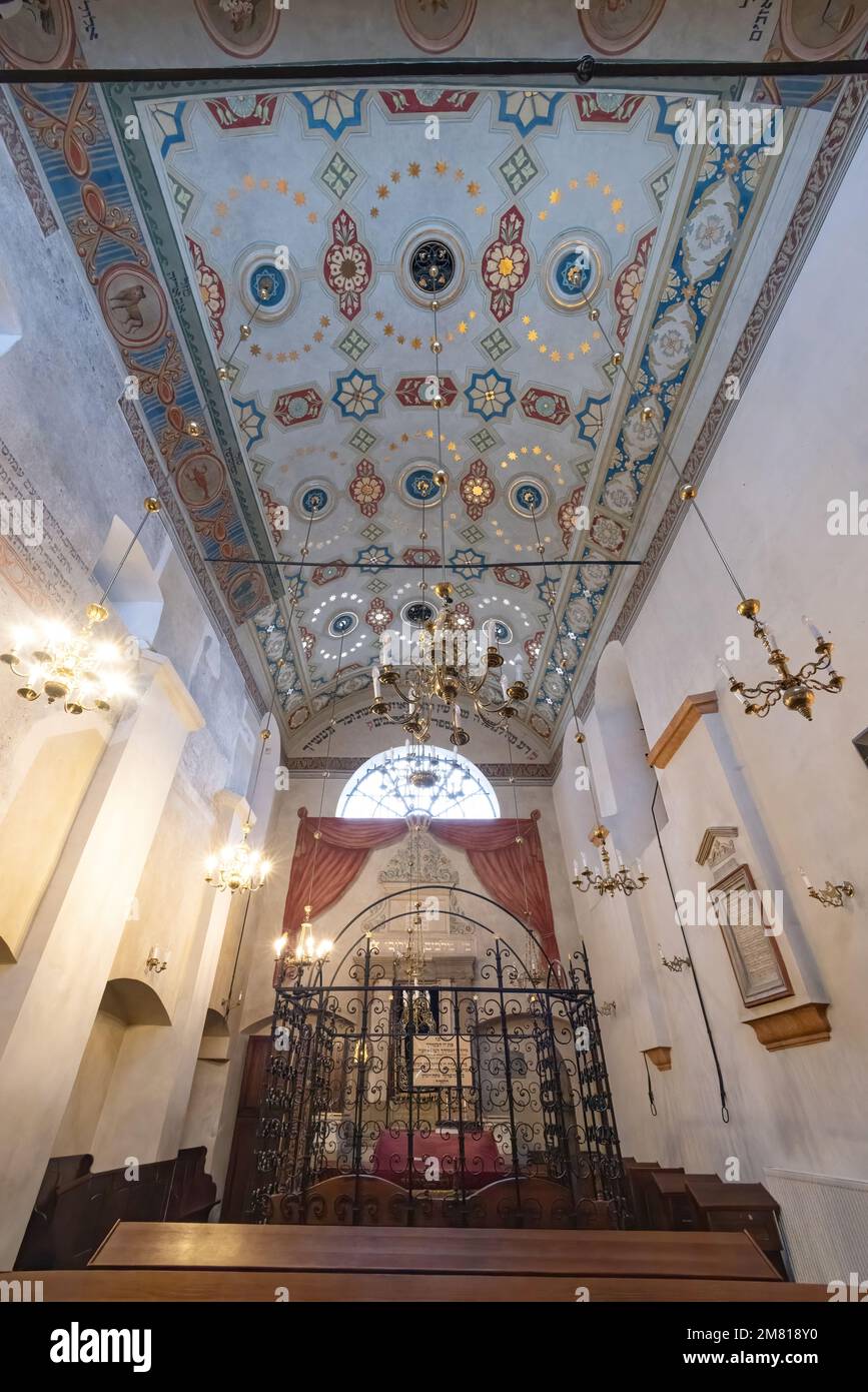 Architettura religiosa: L'interno della Sinagoga di Remuh e il soffitto decorato ornato; il quartiere ebraico, Cracovia Polonia, Europa Foto Stock