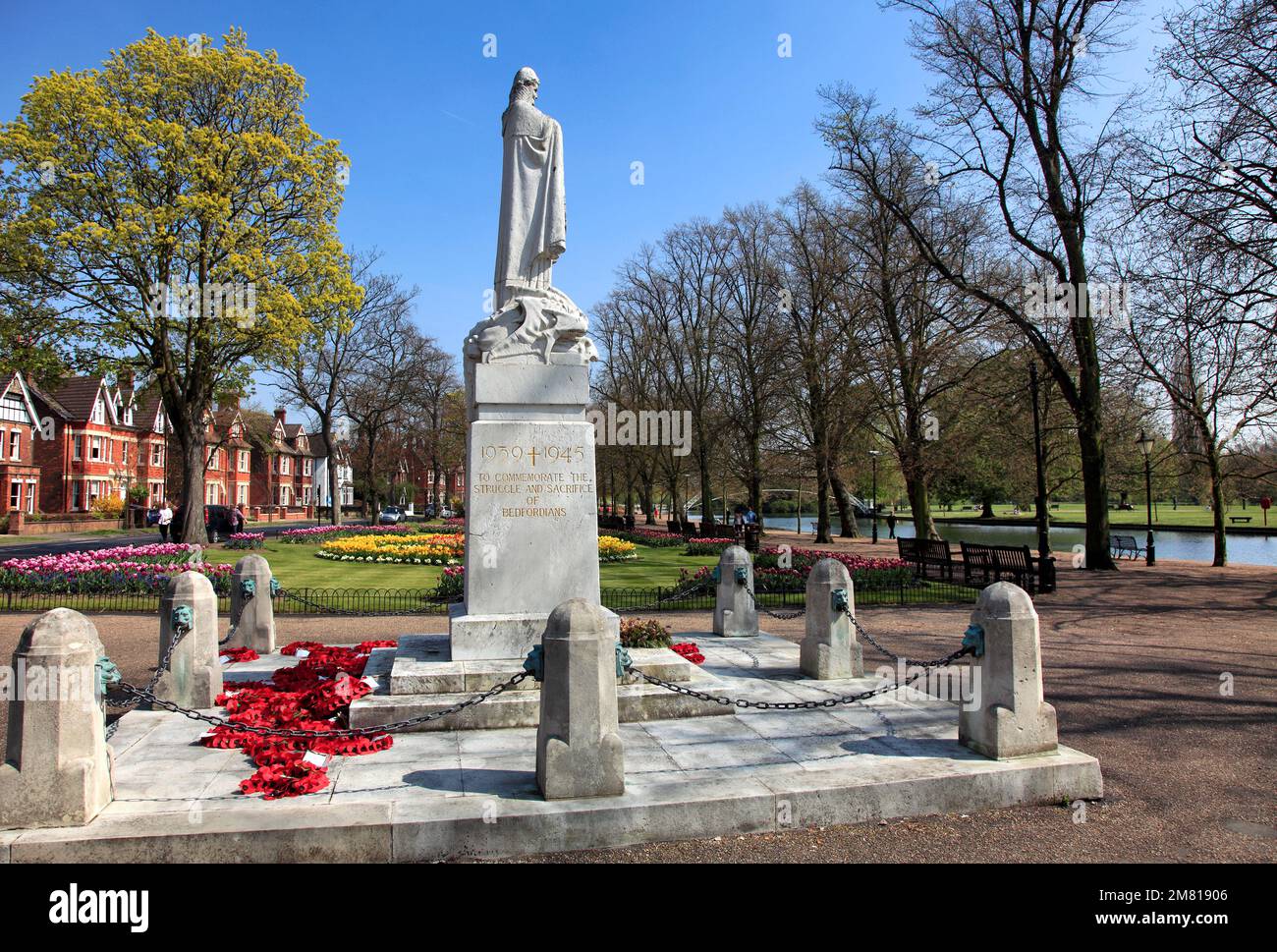 Memoriale di guerra e fiori di primavera, il Fiume Great Ouse terrapieno, Bedford città; Bedfordshire County, England, Regno Unito Foto Stock