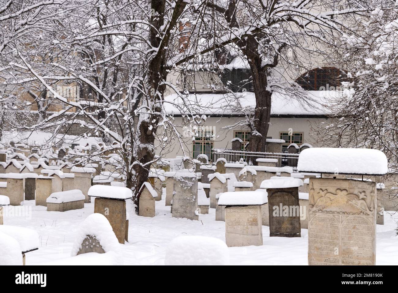 Sinagoga di Cracovia - Sinagoga e cimitero di Remuh, nella neve d'inverno, il quartiere ebraico, Cracovia Polonia Europa Foto Stock