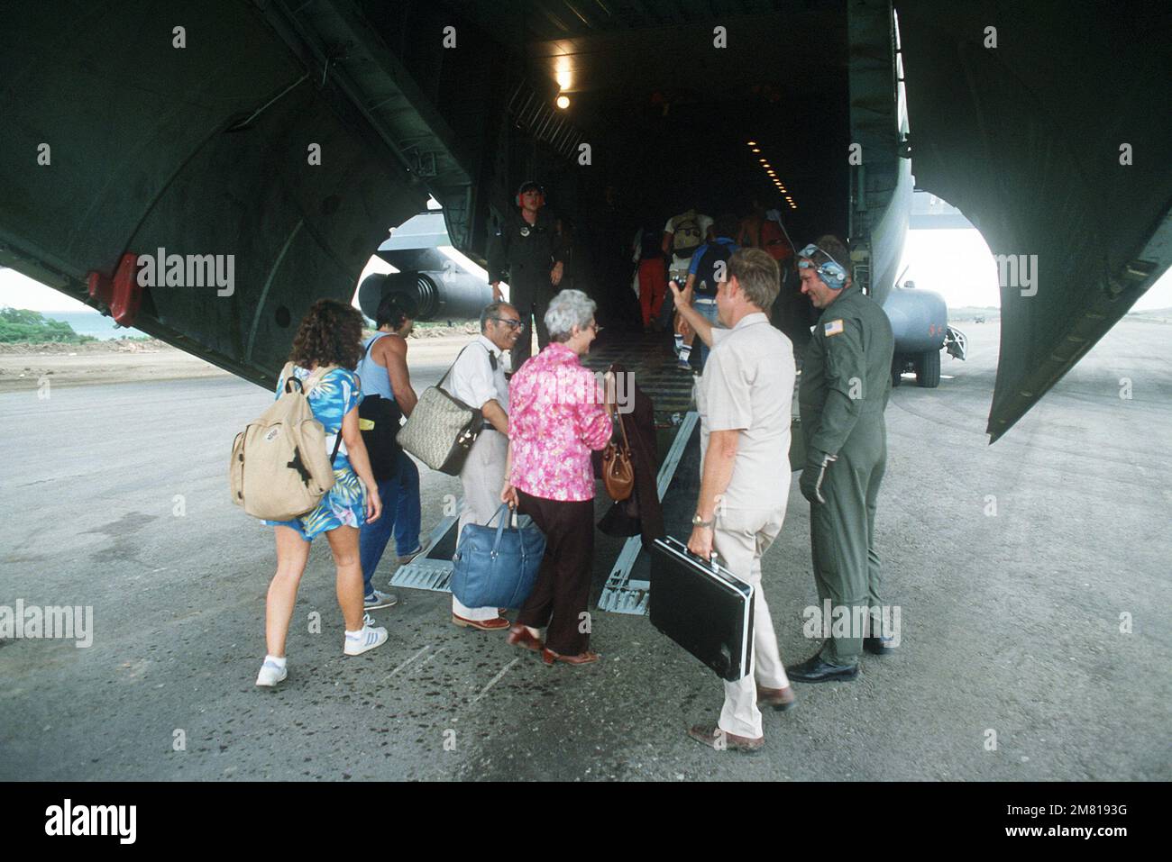 I civili statunitensi salgono a bordo di un aereo Starlifter C-141b mentre le evacuazioni sono in corso durante l'operazione urgente Fury. Subject Operation/Series: URGENT FURY Nazione: Grenada (GRD) Foto Stock