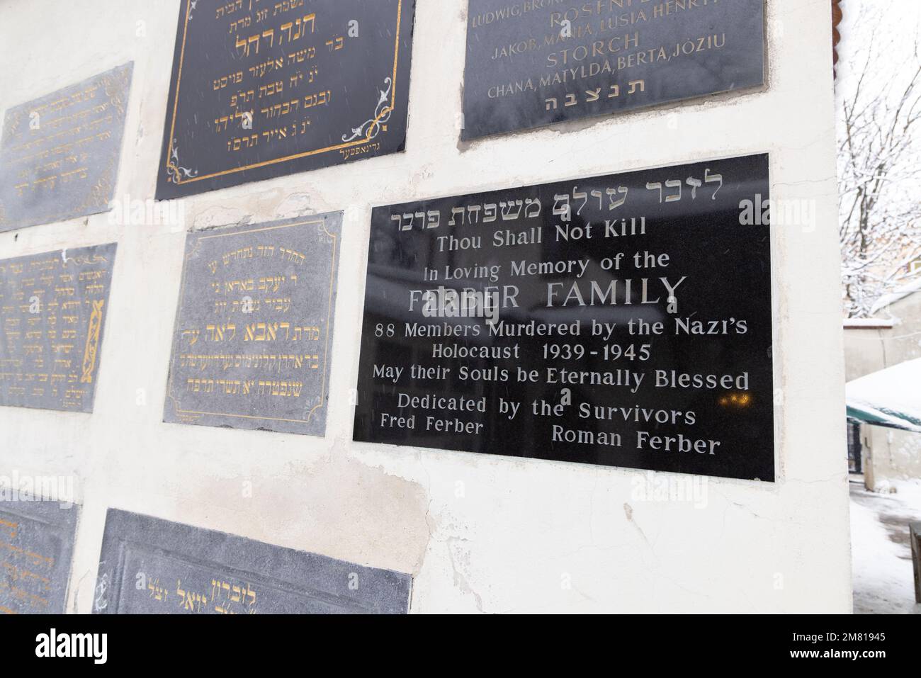 Targa commemorativa della famiglia ebraica, Sinagoga di Remuh, a parenti che sono stati uccisi nell'Olocausto nazista della seconda guerra mondiale, Sinagoga di Remah, quartiere ebraico, Cracovia Polonia Foto Stock