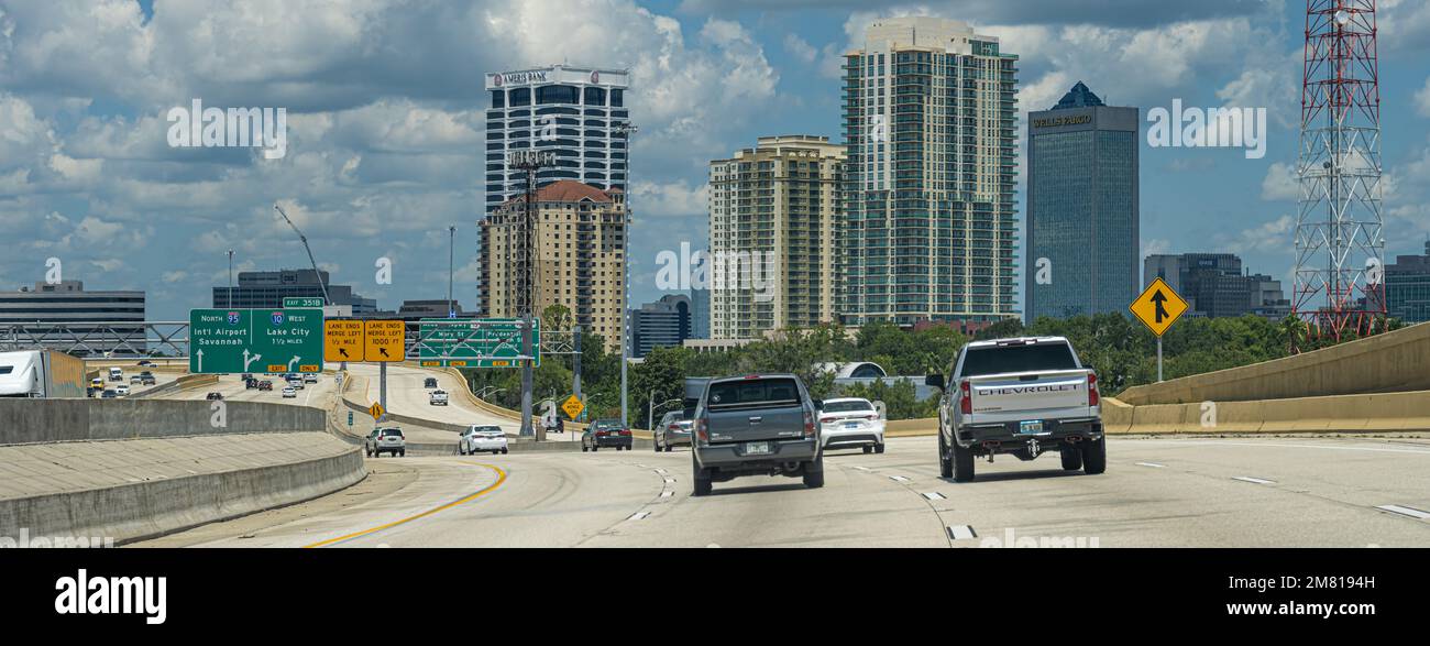 Traffico diretto al centro di Jacksonville, Florida, sull'Interstate 95. (USA) Foto Stock
