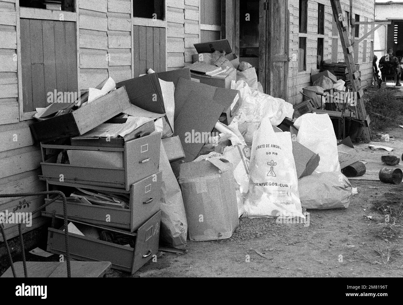 I fascicoli e altri materiali sequestrati durante la FURIA URGENTE dell'operazione multinazionale multiservizio, accatastati fuori dal Centro comune di detenzione degli Stati Uniti. Subject Operation/Series: URGENT FURY Nazione: Grenada (GRD) Foto Stock