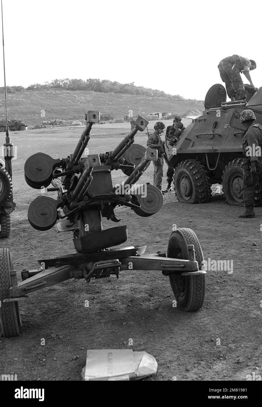 I militari DEGLI STATI UNITI esaminano un portatore di personale blindato BTR-60PB di fabbricazione sovietica sequestrato durante l'operazione multiservizio, multinazionale FURIA URGENTE. Sullo sfondo c'è una mitragliatrice cubana M-53 quad da 12,7 mm antiaerea, anch'essa sequestrata durante l'operazione. Subject Operation/Series: URGENT FURY Nazione: Grenada (GRD) Foto Stock