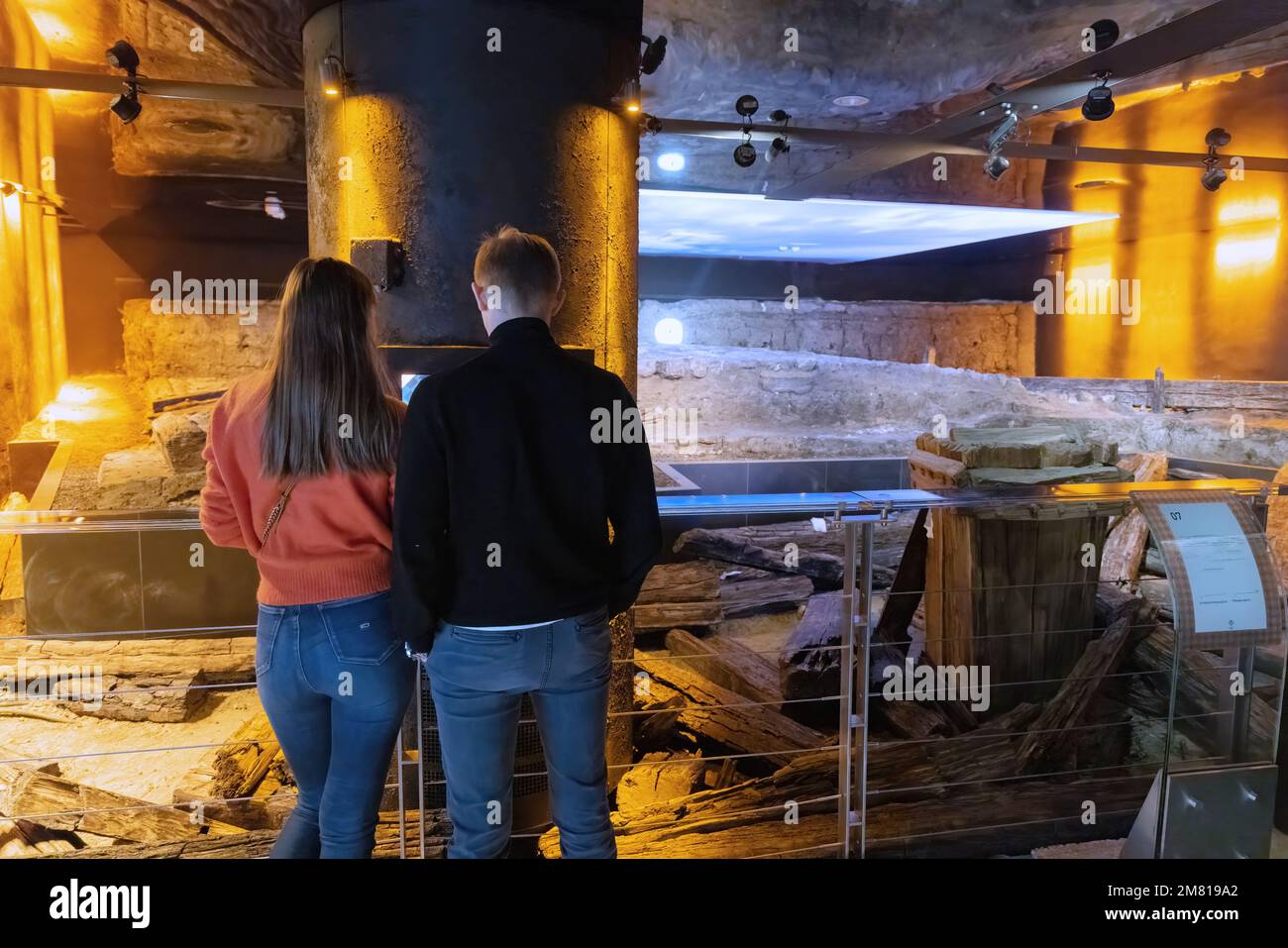 I visitatori del Rynek Underground, un museo sotterraneo dell'architettura medievale di Cracovia, sotto il Cloth Hall, la piazza principale del mercato di Cracovia Polonia Foto Stock