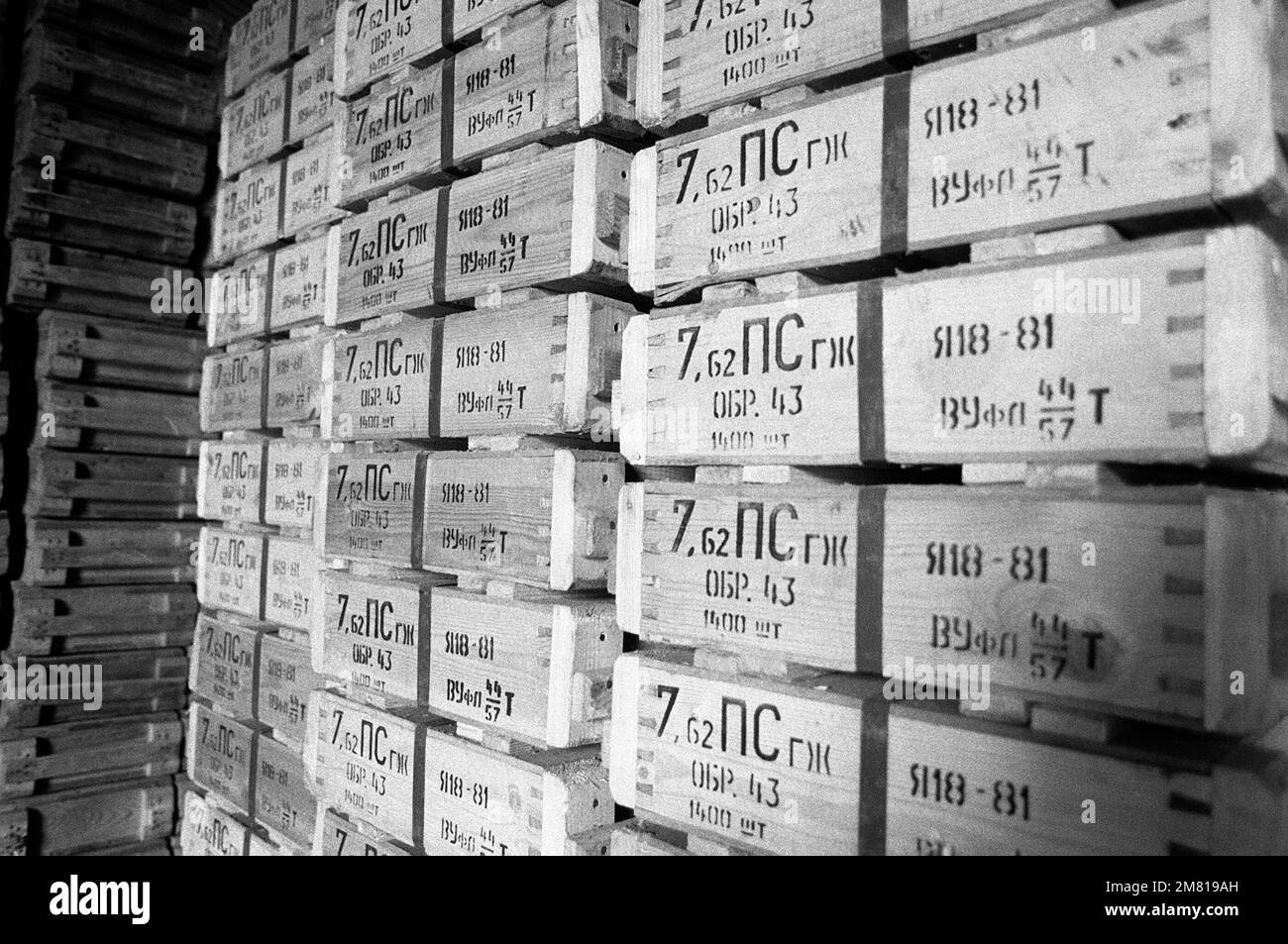 Pile di munizioni russe da 7,62 mm sequestrate durante l'operazione multiservizio, multinazionale FURIA URGENTE. Subject Operation/Series: URGENT FURY Nazione: Grenada (GRD) Foto Stock