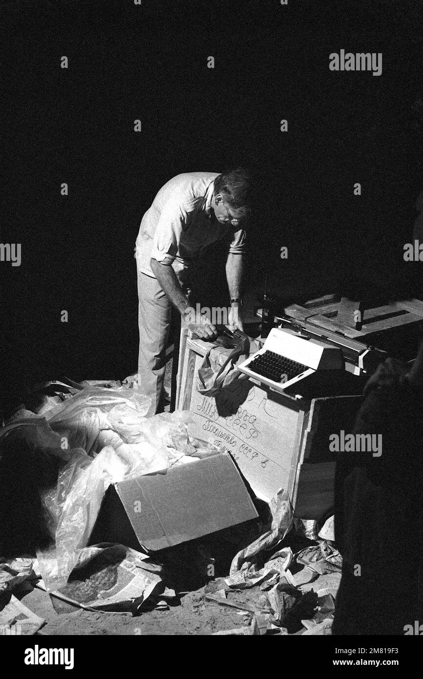 Un civile esamina una pistola sequestrata durante l'operazione multiservizio, multinazionale FURIA URGENTE. Subject Operation/Series: URGENT FURY Nazione: Grenada (GRD) Foto Stock