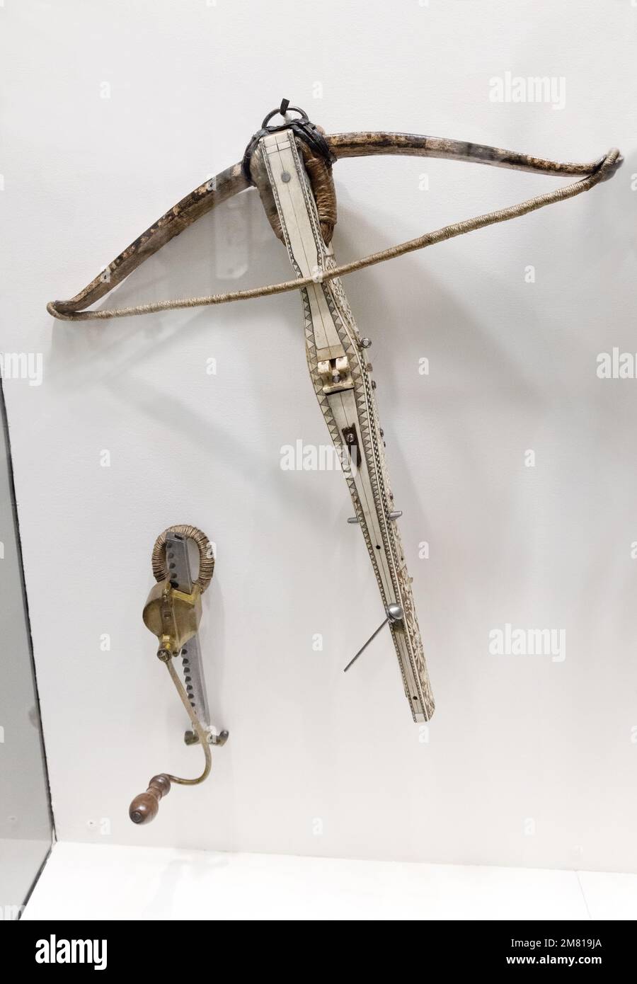 Arma medievale - una balestra medievale dal 17th ° secolo Polonia; il Museo del Castello di Wawel, Cracovia Polonia Europa Foto Stock