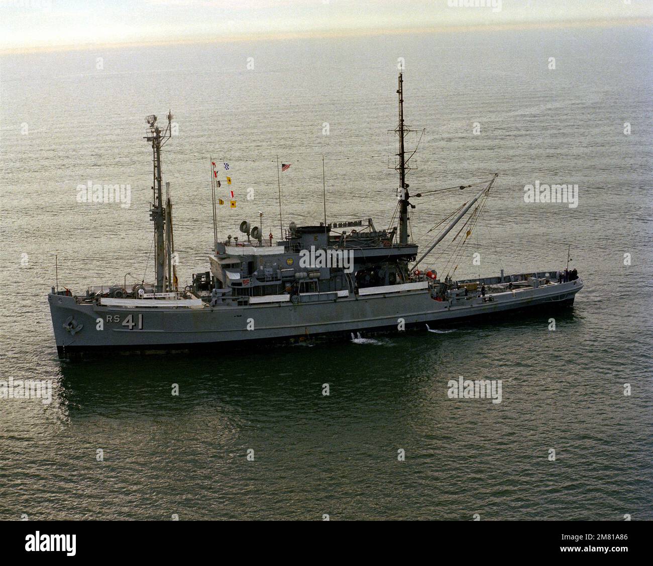 Vista porto della nave di salvataggio USS OPPORTUNE (ARS-41). Paese: Sconosciuto Foto Stock