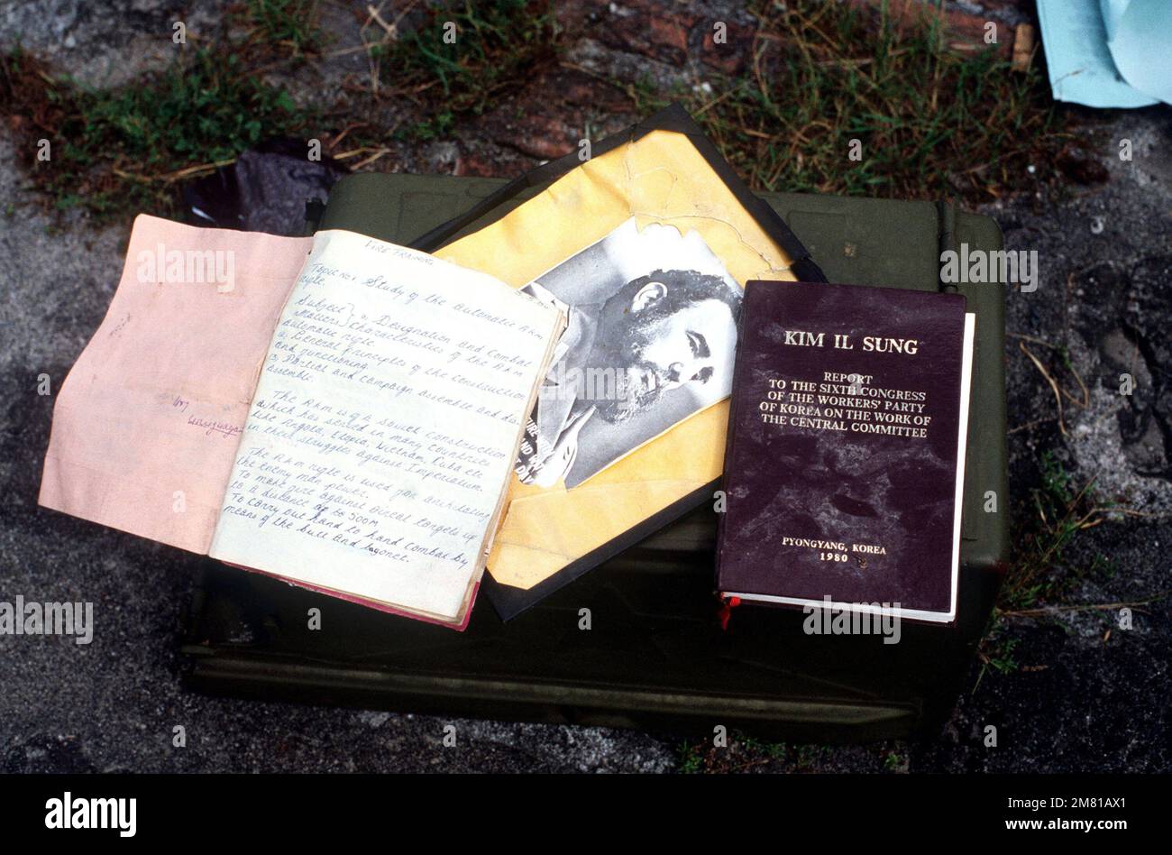 Alcuni testi comunisti, tra cui una fotografia del presidente cubano Fidel Castro, sequestrato dal personale militare statunitense durante l'operazione URGENTE FURIA. Subject Operation/Series: URGENT FURY Nazione: Grenada (GRD) Foto Stock