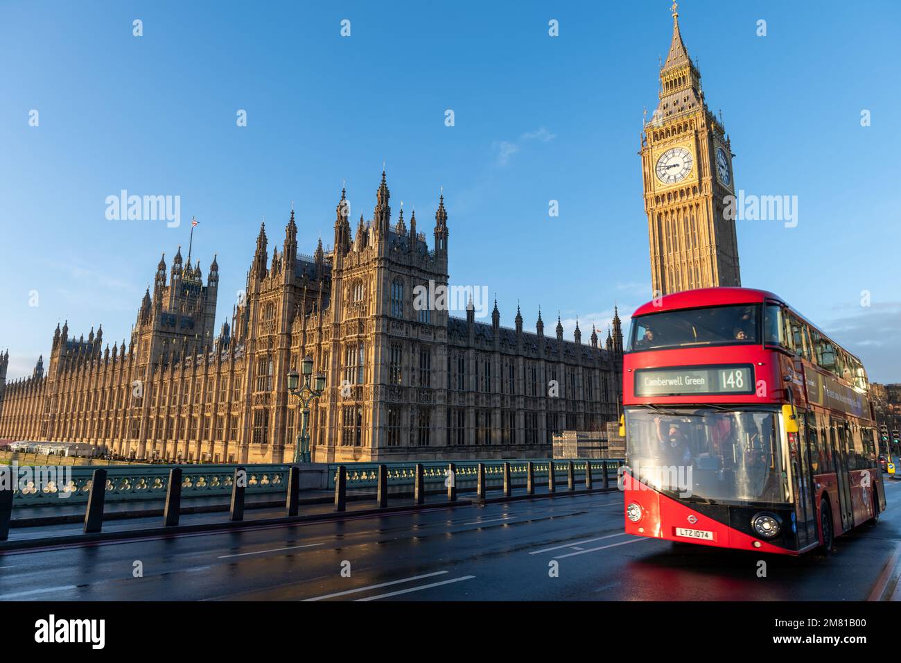 Londra. UK- 01.08.2023. Una vista sulla strada delle Case del Parlamento recentemente rinnovate e del Big ben dal Ponte di Westminster. Foto Stock
