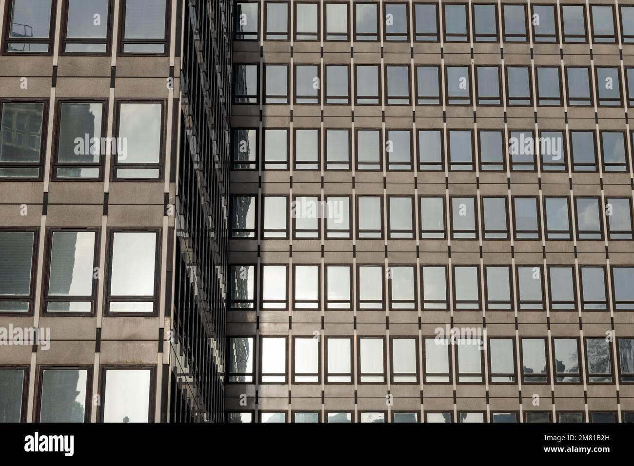 Dettagli architettonici di un edificio moderno con finestre in vetro riflettente. Foto Stock