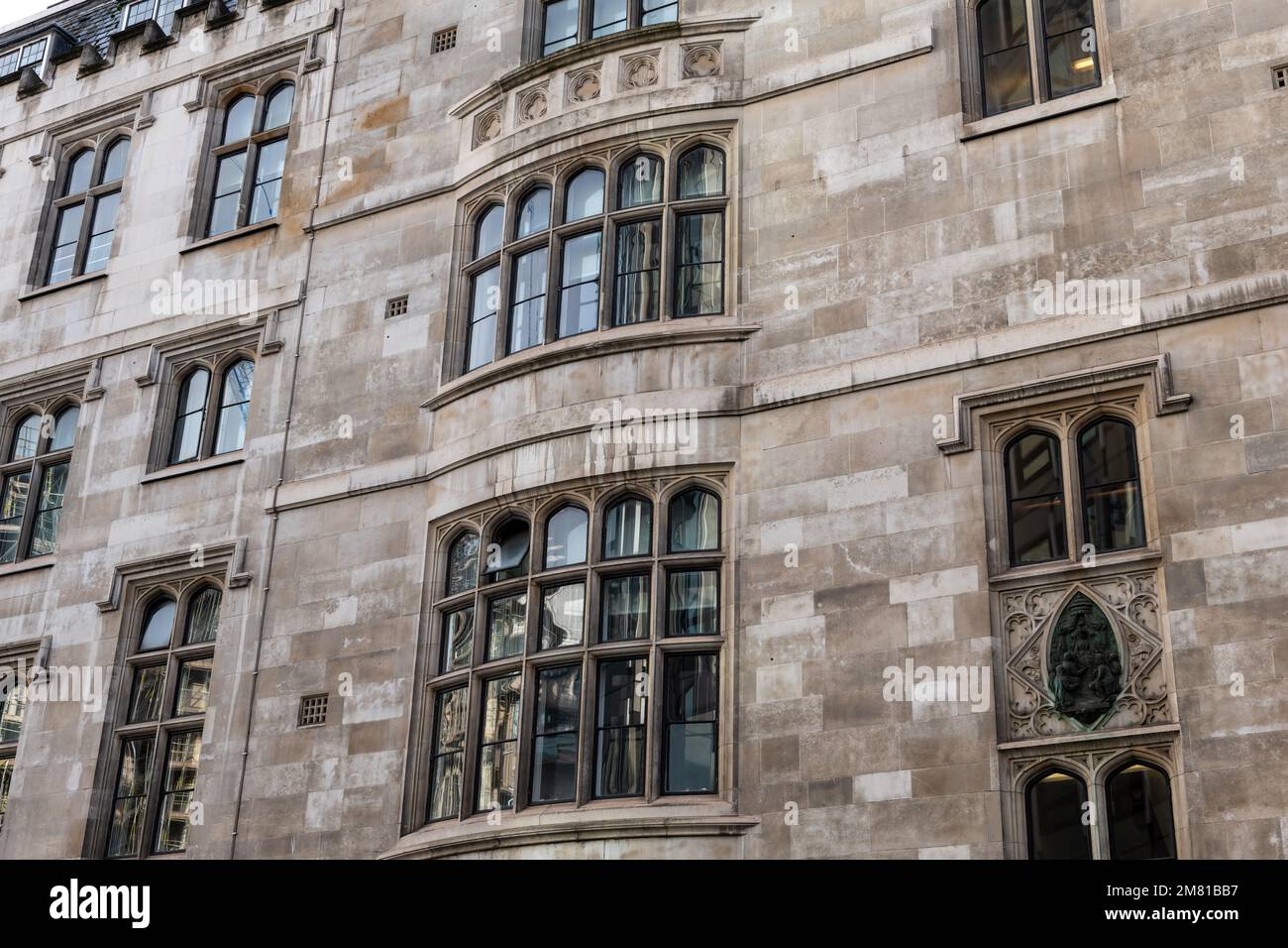 Primo piano dei dettagli architettonici di un edificio d'epoca ornato Foto Stock