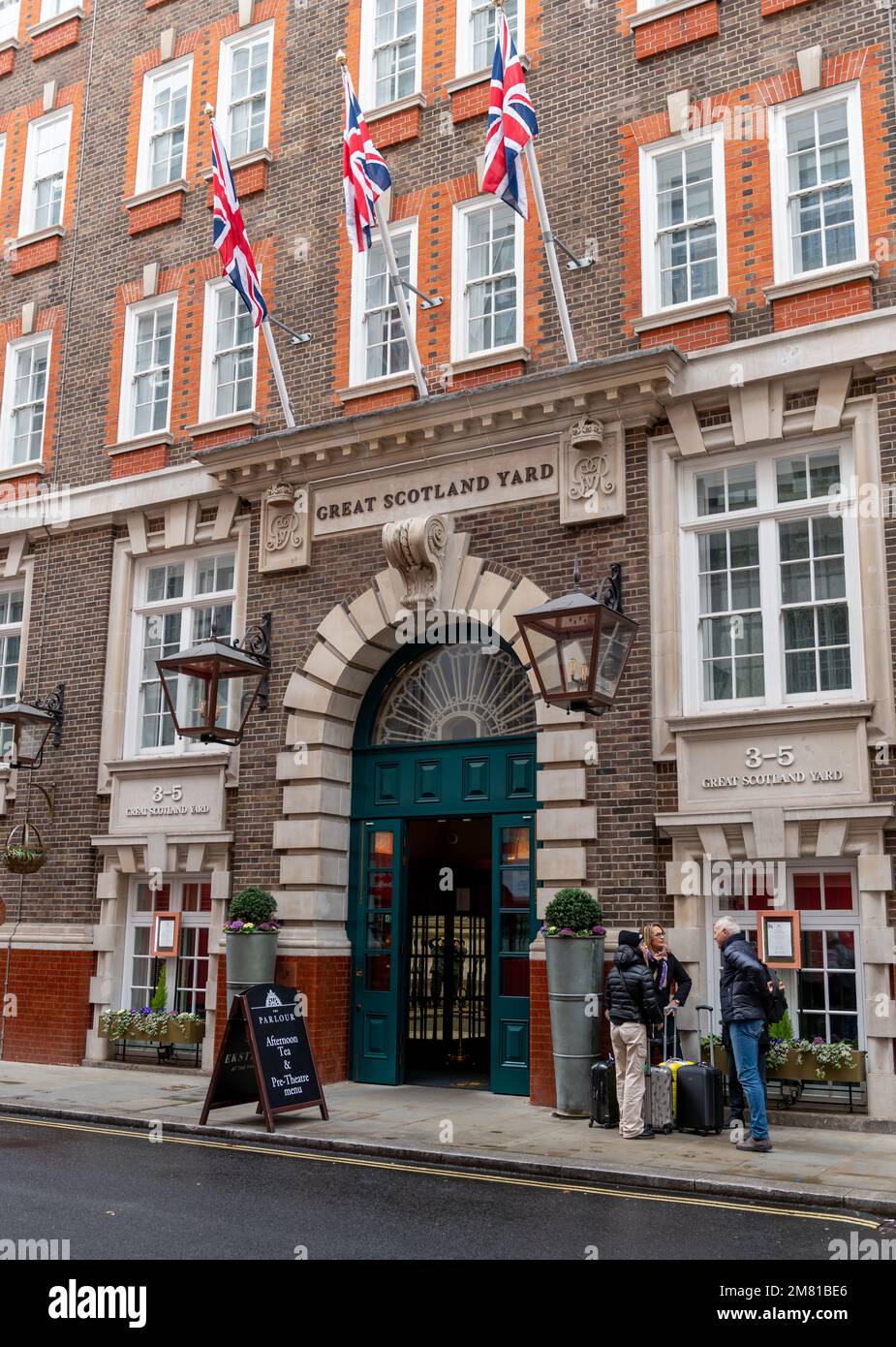 Londra. UK- 01.08.2023. Il cartello con il nome e la facciata del Great Scotland Yard Hotel. Un hotel a cinque stelle sulla strada con lo stesso nome. Parte della HYa Foto Stock
