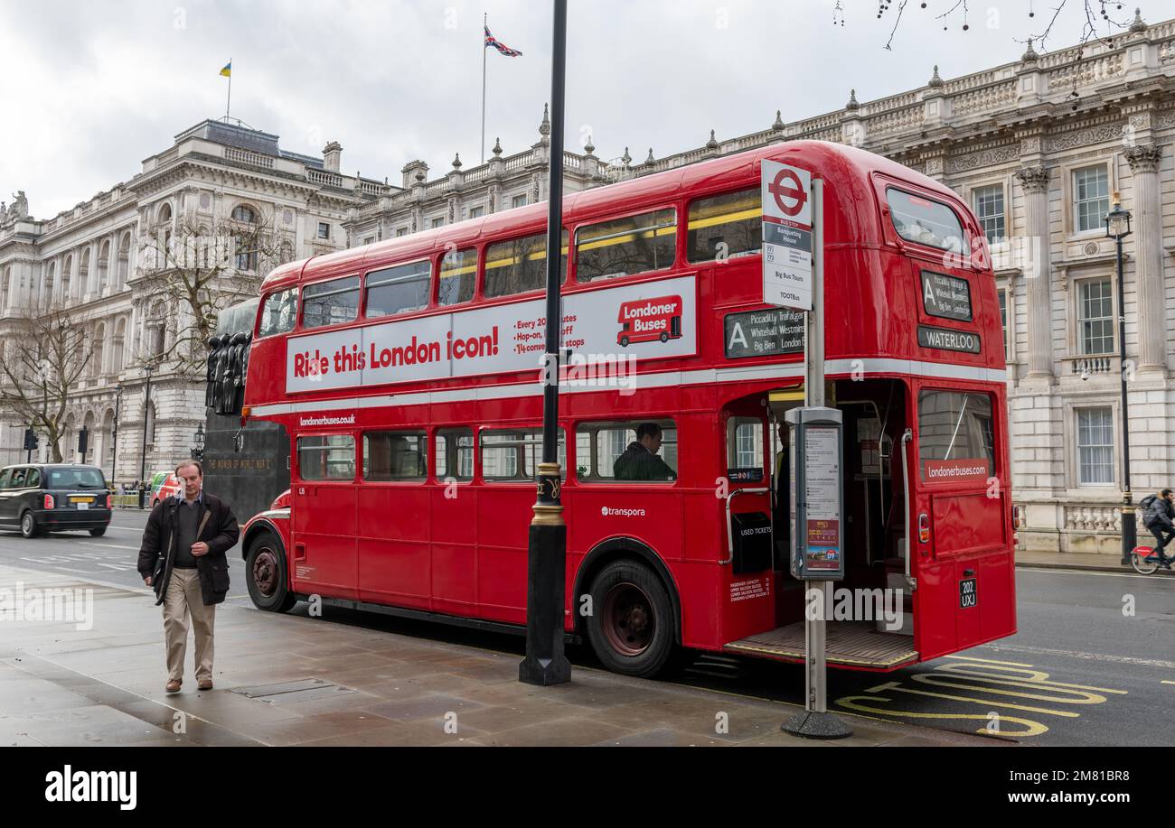 Londra. UK- 01.08.2023. La vista posteriore di un iconico vecchio autobus Routemaster a due piani che opera come un giro turistico a Westminster. Foto Stock Londra. UK- 01.08.2023. La vista posteriore di un iconico vecchio autobus Routemaster a due piani che opera come un giro turistico a Westminster. Foto Stock