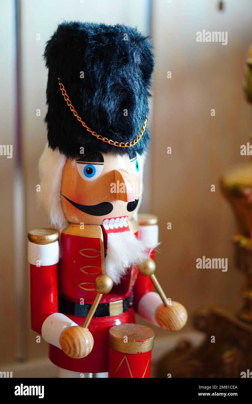 Un primo piano verticale di dettagli su un nutcracker di legno Foto Stock