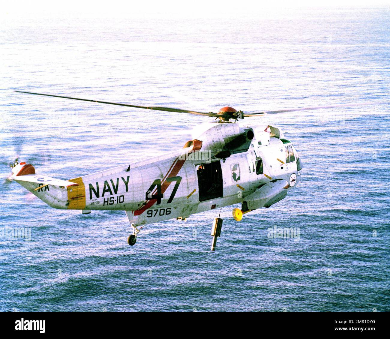 Una vista posteriore aria-aria di un elicottero SH-3 Sea King dall'elicottero anti-sottomarino Squadron 10 (HS-10) che vola vicino a San Diego. Sotto l'elicottero è sospesa un'unità sonar di immersione ASQ-13. Paese: Sconosciuto Foto Stock