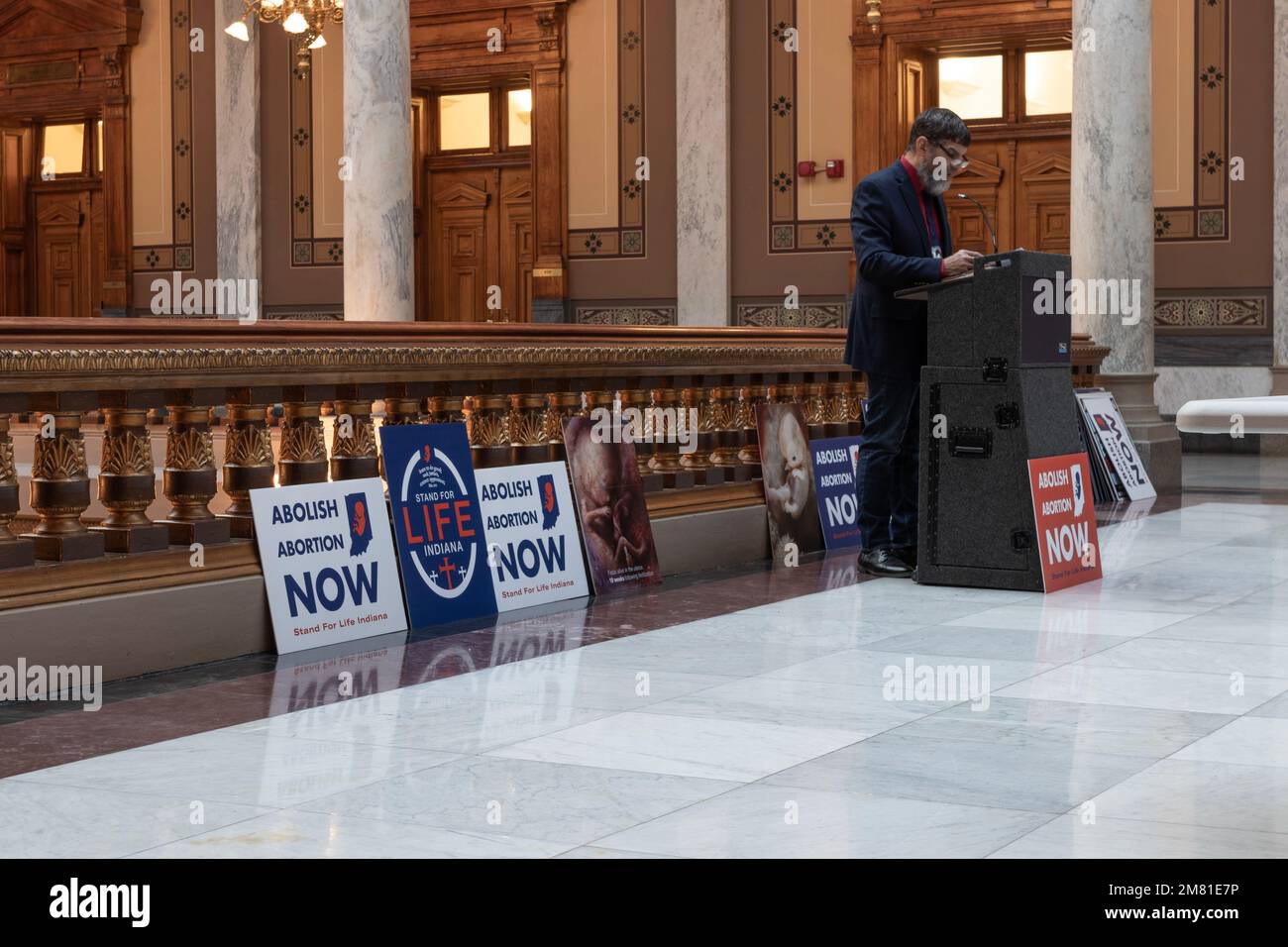 Indianapolis - circa Gennaio 2023: Stand for Life Indiana speaker presso l'Indiana state House. Foto Stock