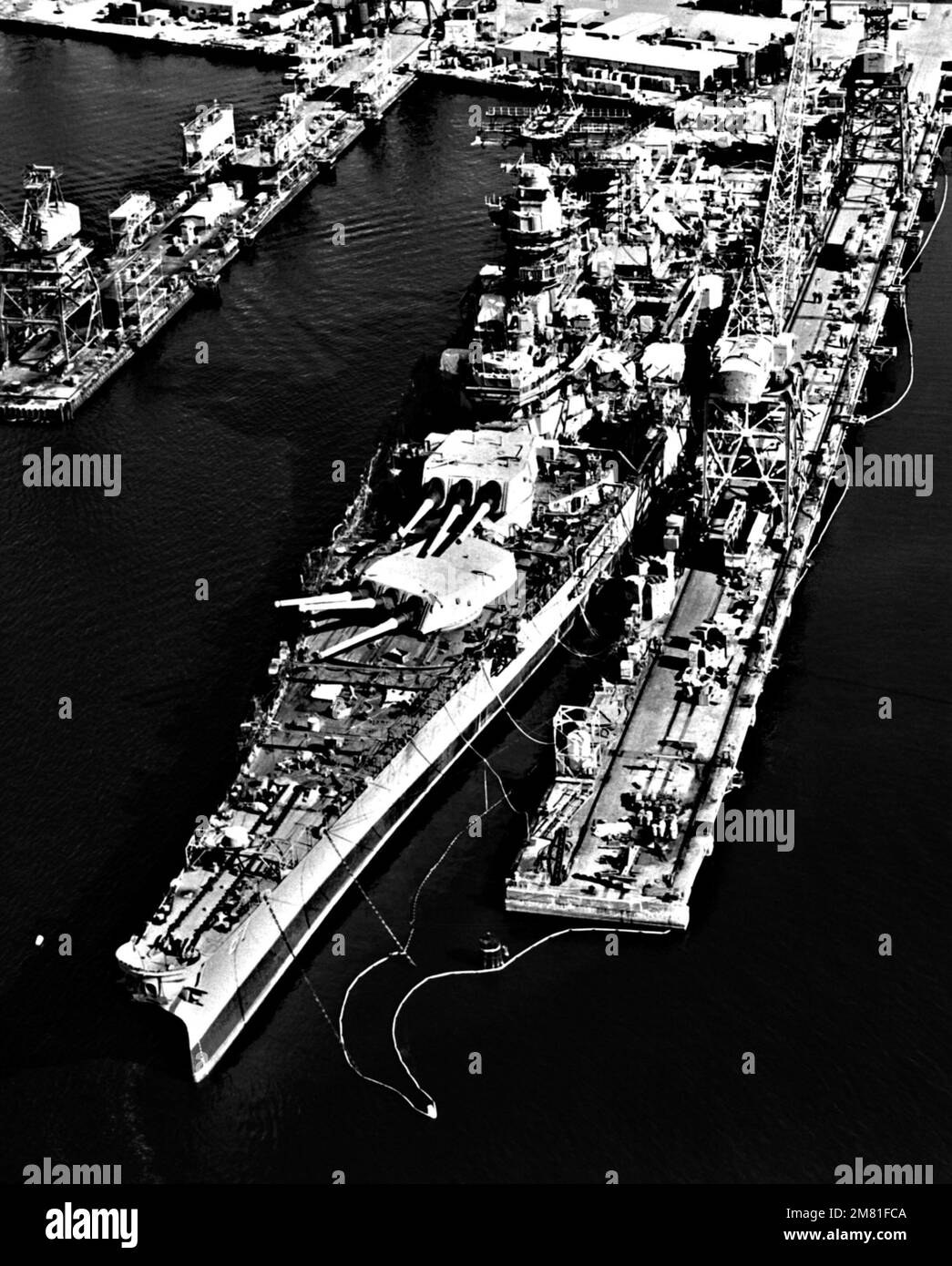 Vista rialzata della prua portuale della nave da guerra IOWA (BB 61), in fase di riparazione e ristrutturazione prima della rimessa in funzione. Base: Pascagoula Stato: Mississippi (MS) Paese: Stati Uniti d'America (USA) Foto Stock