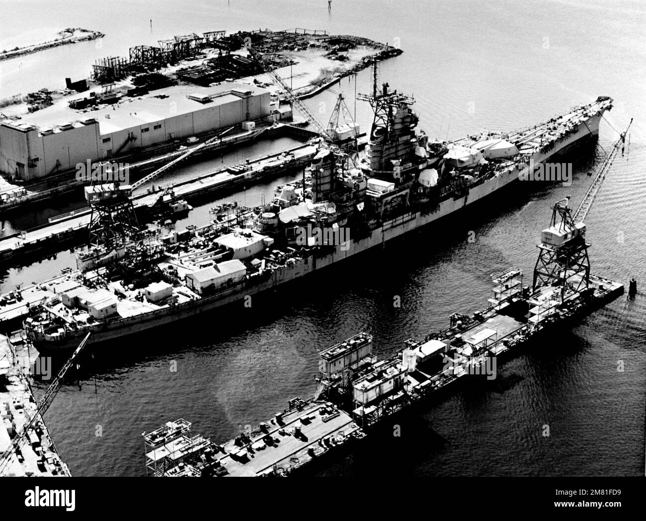 Vista laterale a destra della nave da guerra IOWA (BB 61), in fase di riparazione e ristrutturazione prima della rimessa in funzione. Base: Pascagoula Stato: Mississippi (MS) Paese: Stati Uniti d'America (USA) Foto Stock
