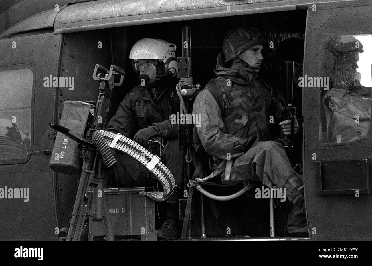 Gli equipaggi a bordo di un elicottero Iroquois UH-1 si preparano per il decollo dal ponte di volo della nave d'assalto anfibio USS GUAM (LPH 9), durante le operazioni al largo della costa di Beirut, Libano. Base: USS Guam (LPH 9) Nazione: Mar Mediterraneo (MED) Foto Stock