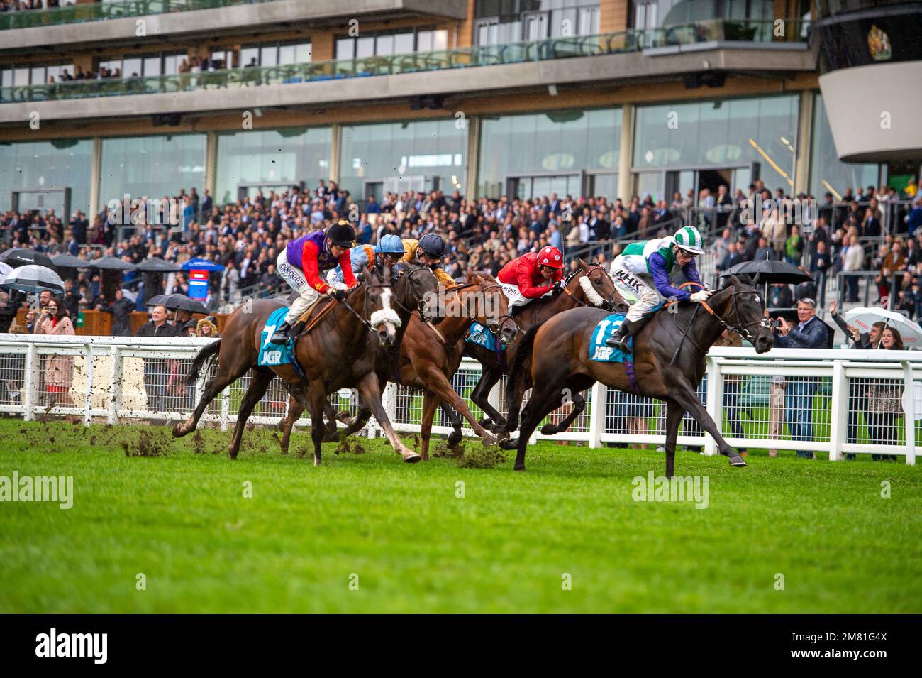 Ascot, Berkshire, Regno Unito. 2nd ottobre 2021. Horse Vadrem (No 13) guidato dal jockey David Egan vince il John Guest Racing Bengough Stakes all'ippodromo di Ascot. Proprietario D R J King. Istruttore Charlie Fellowes, Newmarket. Allevatore Crispin Estates Ltd. Credito: Maureen McLean/Alamy Foto Stock