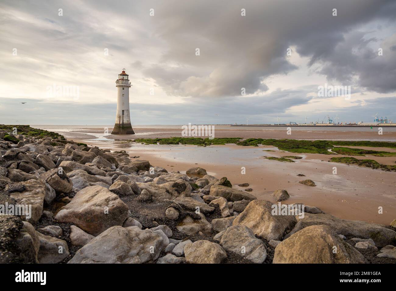 New Brighton, Regno Unito: Faro di Perch Rock con bassa marea. Un simbolo iconico sulla penisola di Wirral. Foto Stock