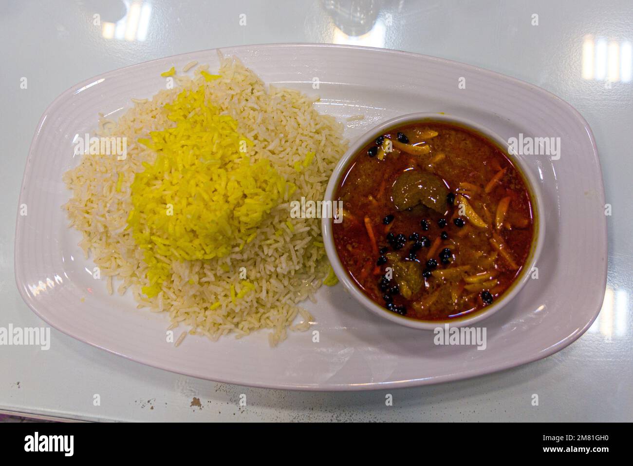 Khoresht Khalal (stufato di agnello con mandorle), specialità di Kermanshah, Iran Foto Stock