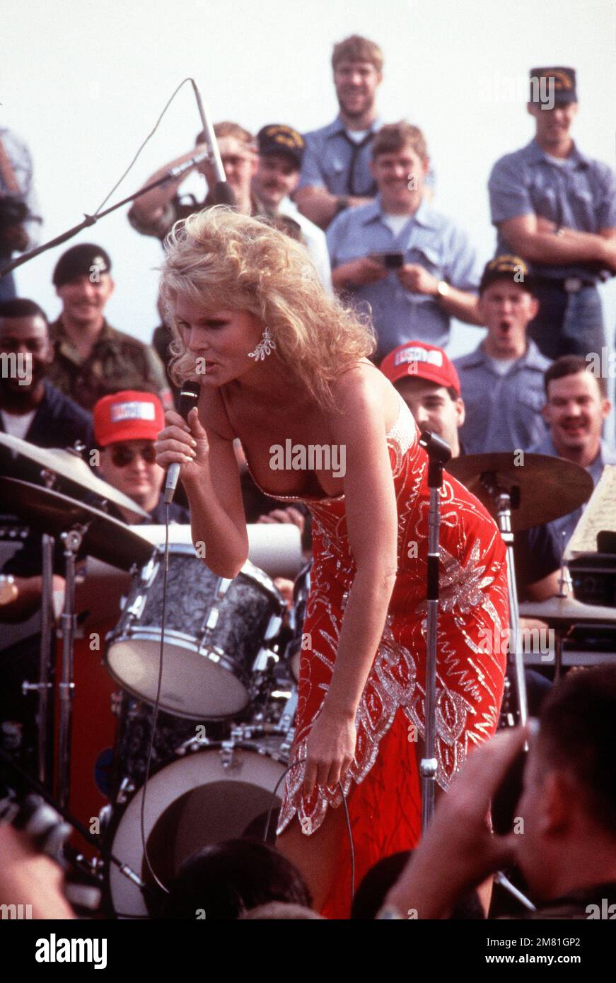 L'intrattenitore Cathy Lee Crosby suona per gli equipaggi a bordo della nave da guerra USS NEW JERSEY (BB-62) durante lo spettacolo natalizio Bob Hope USO. Il NEW JERSEY è operativo al largo della costa di Beirut, Libano. Paese: Mar Mediterraneo (MED) Foto Stock