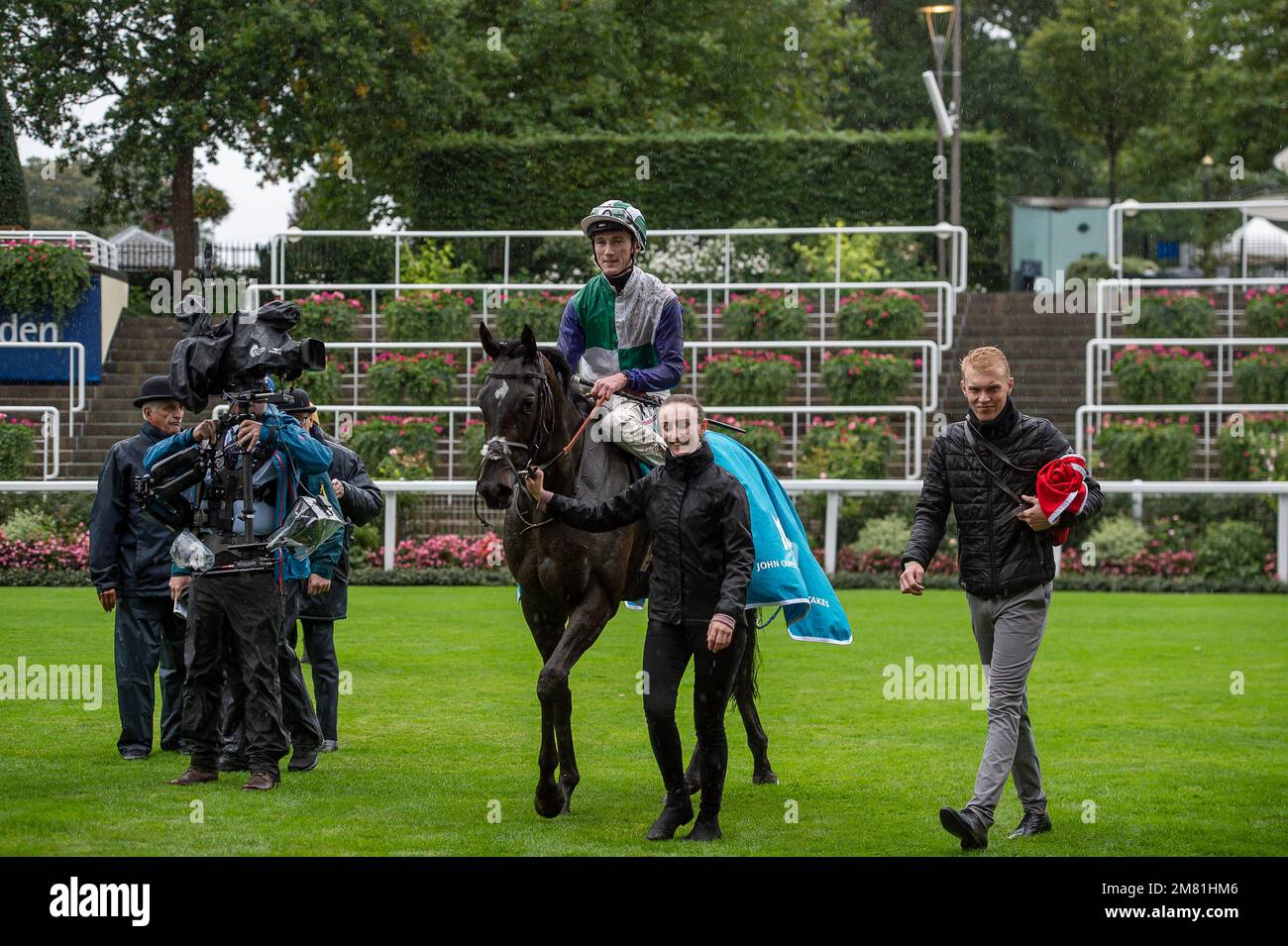 Ascot, Berkshire, Regno Unito. 2nd ottobre 2021. Horse Vadrem (No 13) guidato dal jockey David Egan vince il John Guest Racing Bengough Stakes all'ippodromo di Ascot. Proprietario D R J King. Istruttore Charlie Fellowes, Newmarket. Allevatore Crispin Estates Ltd. Credito: Maureen McLean/Alamy Foto Stock