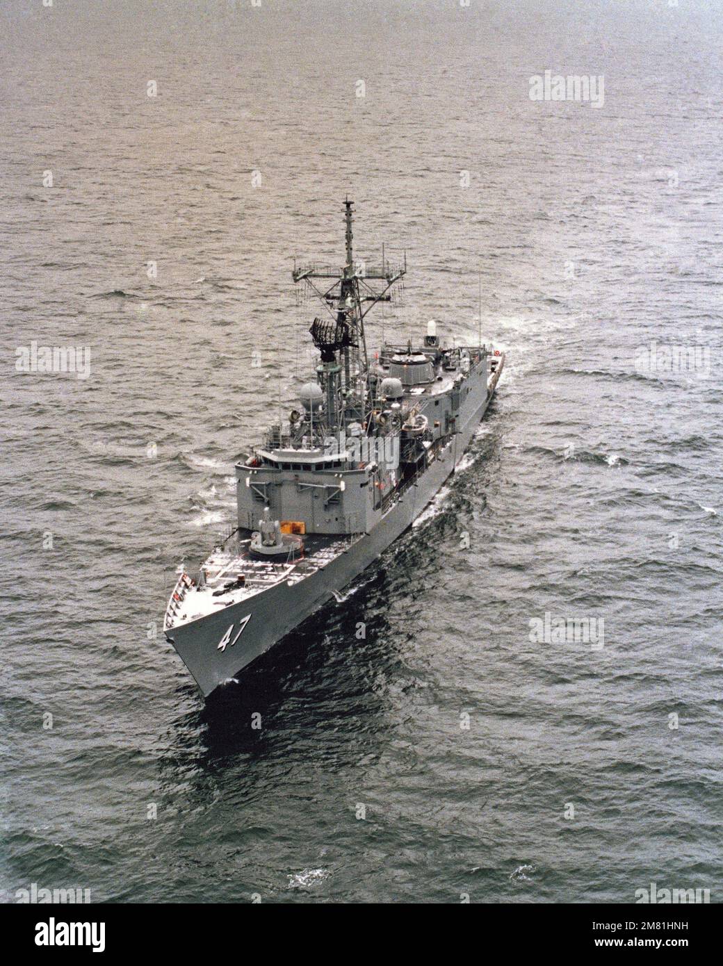 Una vista di prua di porto elevata della fregata missilistica guidata USS NICHOLAS (FFG 47) in corso. Paese: Sconosciuto Foto Stock