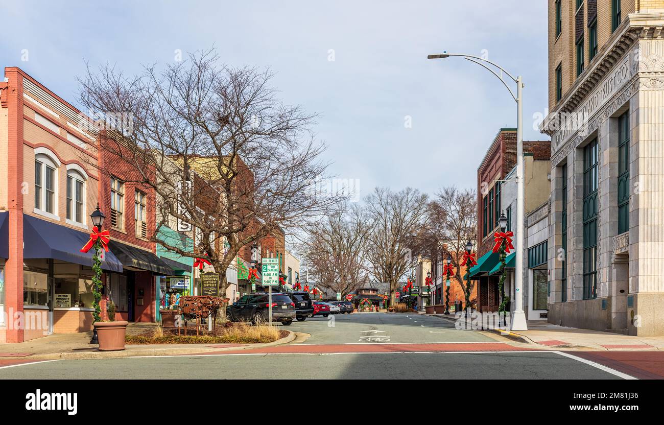 BURLINGTON, NC, USA-2 GEN 2023: Vista grandangolare di Main Street, nel centro storico di fronte al deposito dei treni. Foto Stock