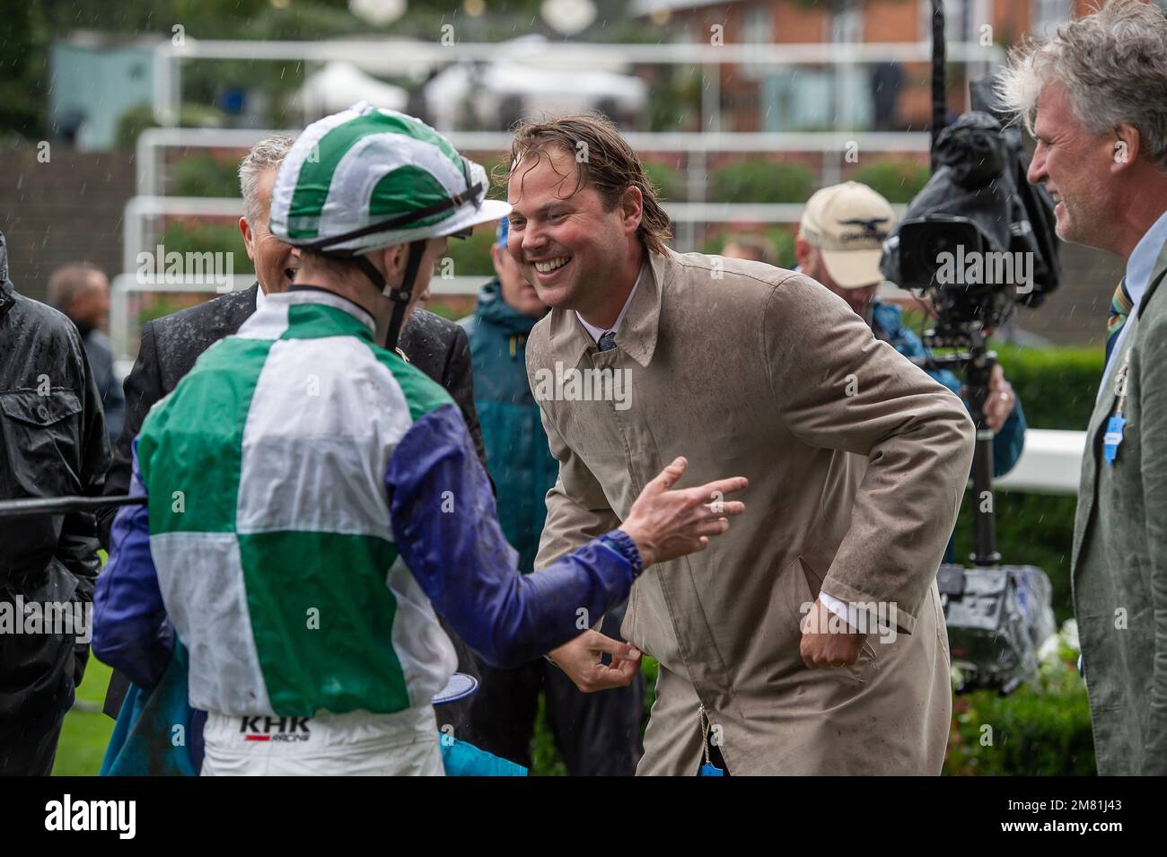 Ascot, Berkshire, Regno Unito. 2nd ottobre 2021. Sorrisi grandi dall'allenatore Charlie Fellowes (R). Horse Vadrem (No 13) guidato dal jockey David Egan vince il John Guest Racing Bengough Stakes all'ippodromo di Ascot. Proprietario D R J King. Istruttore Charlie Fellowes, Newmarket. Allevatore Crispin Estates Ltd. Credito: Maureen McLean/Alamy Foto Stock