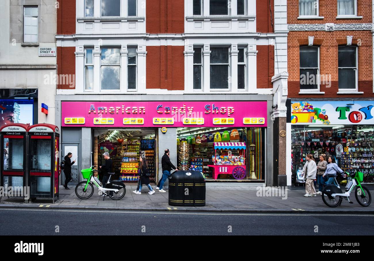 Londra, Inghilterra, settembre 2022, pedoni passando da alcuni negozi in Oxford Street Foto Stock