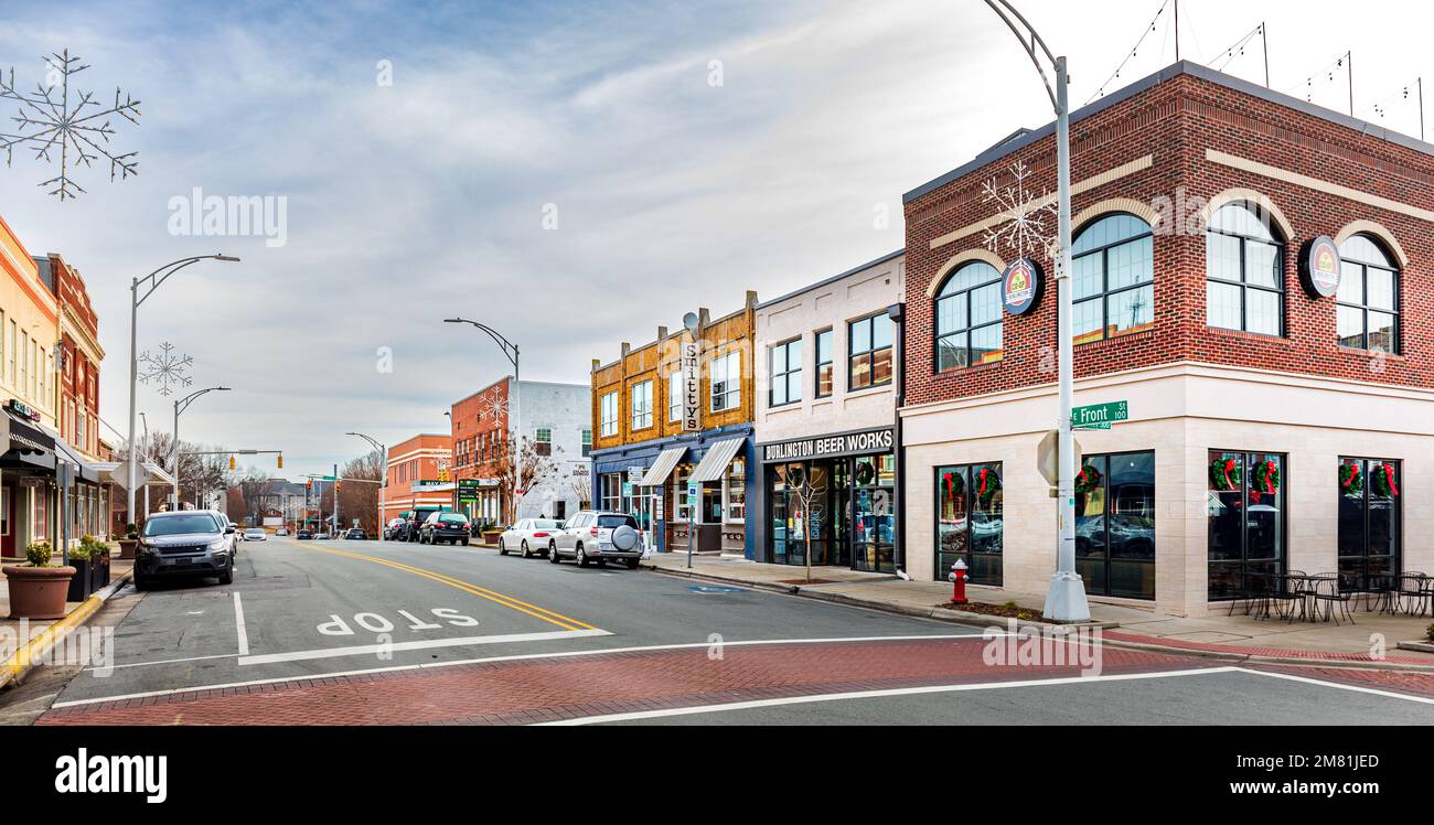 BURLINGTON, NC, USA-2 GEN 2023: Vista grandangolare di Front Street da Main Street verso Spring Street, con Burlington Beer Works, Smitty's e OTH Foto Stock