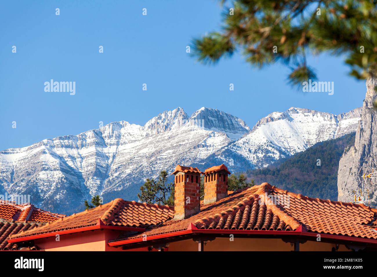 Vista della copertura di neve sul famoso Monte Olimpo, vista sui tetti della città di Litochoro, nella regione della Macedonia, nel nord della Grecia, in Europa. Foto Stock