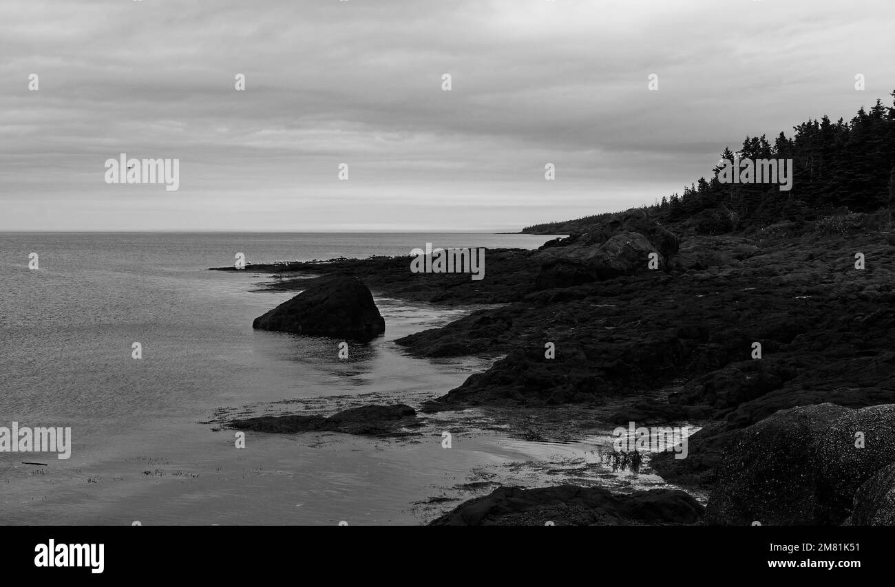 Una foto in bianco e nero dell'aspro e roccioso terreno della costa atlantica. Foto Stock