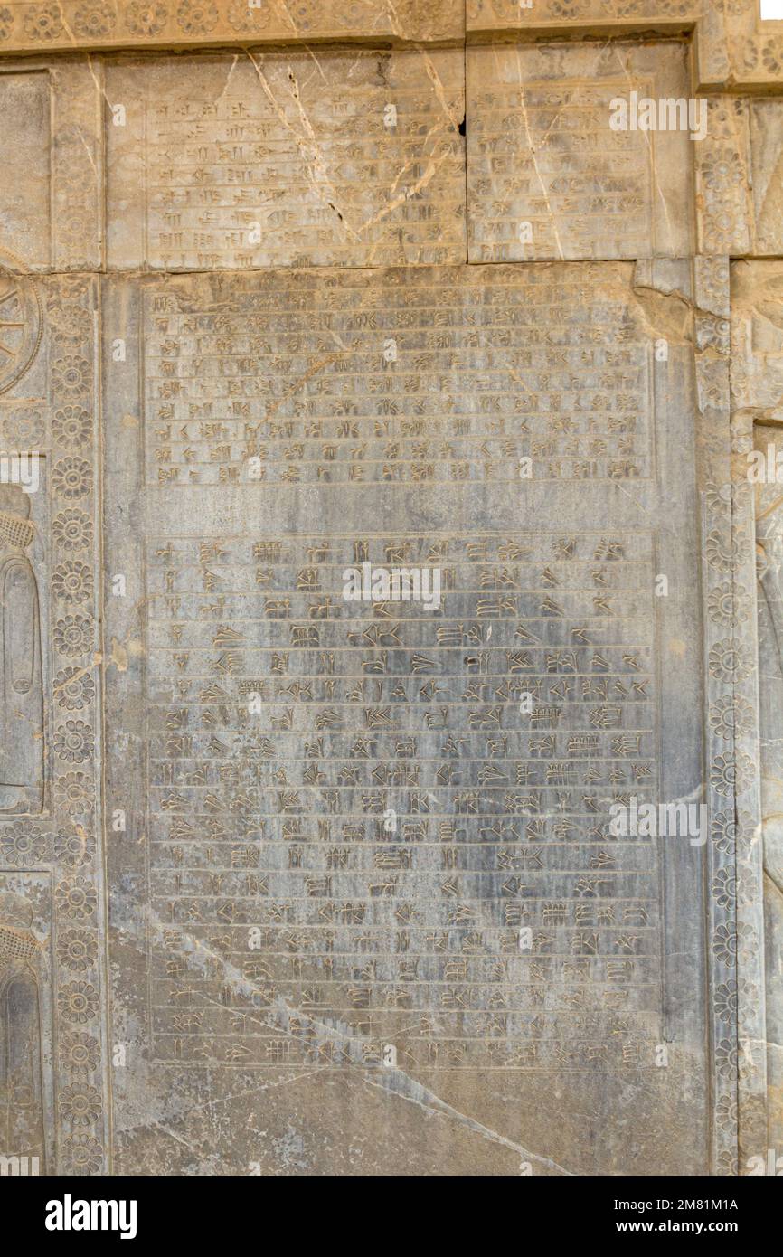Testo cuneiforme nell'antica Persepolis, Iran Foto Stock