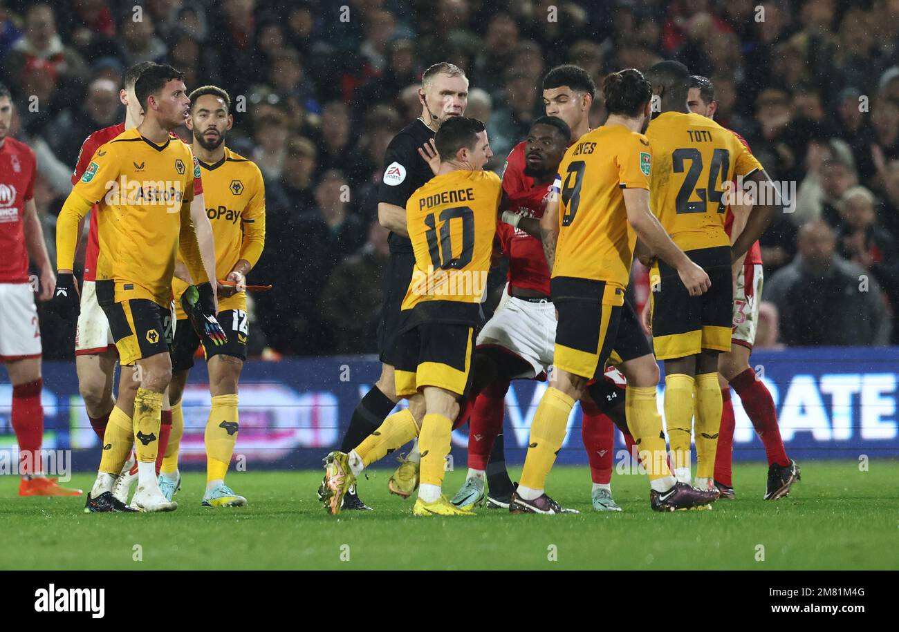 Nottingham, Inghilterra, 11th gennaio 2023. Daniel Podence di Wolverhampton Wanderers e Serge Aurier di Nottingham Forest Square fino all'altro durante la partita di Coppa Carabao al City Ground di Nottingham. L'immagine di credito dovrebbe essere: Darren Staples / Sportimage Foto Stock