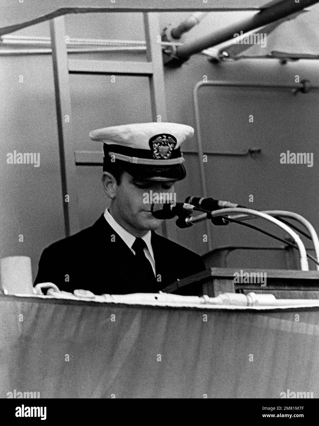Il tenente Comandante James E. Pledger, Executive Officer della fregata missilistica guidata USS HALYBURTON (FFG 40), interviene durante la cerimonia di messa in servizio. Base: Seattle Stato: Washington (WA) Paese: Stati Uniti d'America (USA) Foto Stock