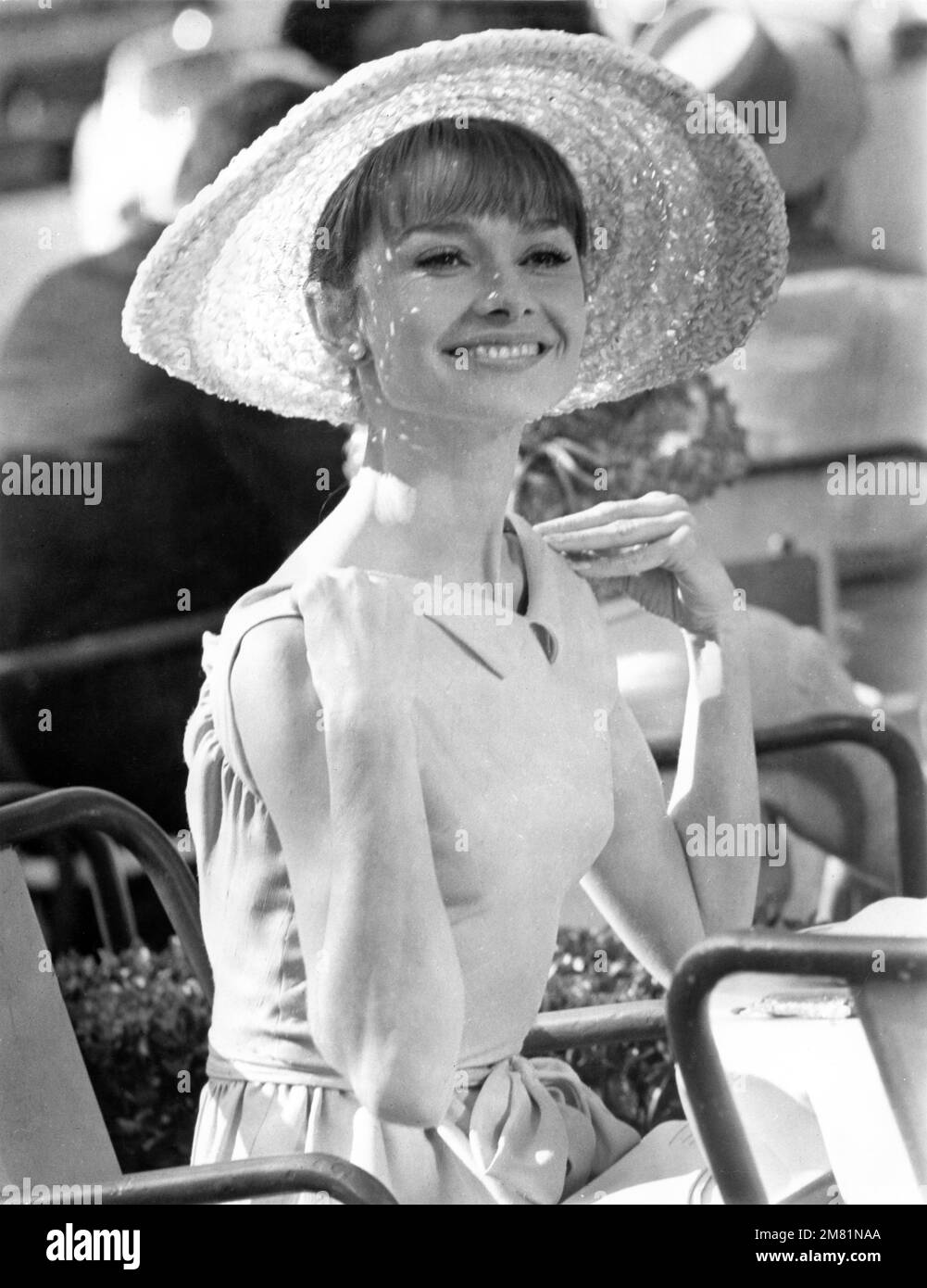 AUDREY HEPBURN ritratto candido a PARIGI QUANDO SFRIGLES 1964 regista RICHARD QUINE storia Julien Duvivier e Henri Jeanson sceneggiatura George Axelrod Miss Hepburn's wardrobe Hubert de Givenchy Richard Quine Productions / Charleston Enterprises / George Axelrod Productions / Paramount Pictures Foto Stock